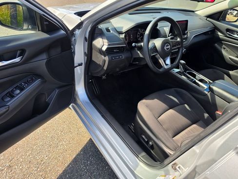 Used 2024 Nissan Altima 2.5 SV FWD image 19