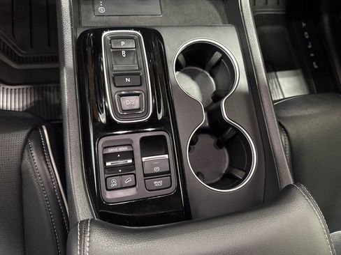 Used 2025 Honda Pilot Elite image 12