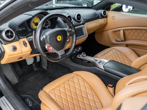 Used 2011 Ferrari California RWD image 10