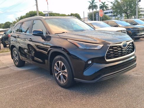 Used 2023 Toyota Highlander XLE FWD image 1