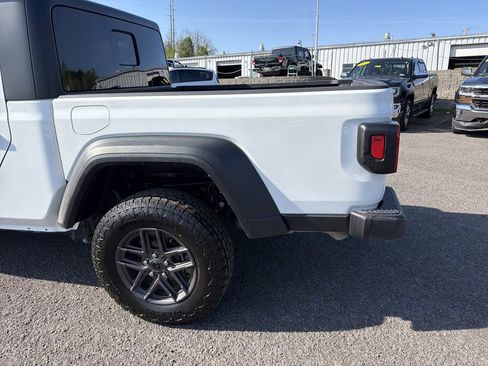 Used 2025 Jeep Gladiator Sport AWD/4WD image 7