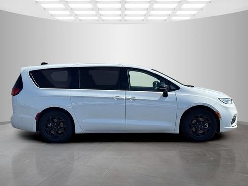 Certified 2024 Chrysler Pacifica Limited FWD image 7