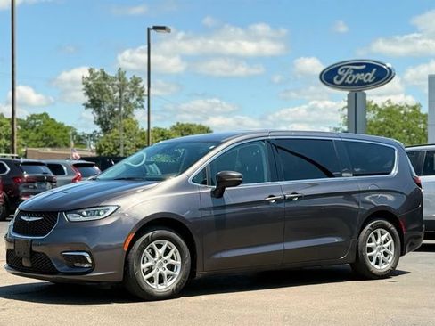 Used 2023 Chrysler Pacifica Touring-L FWD image 47