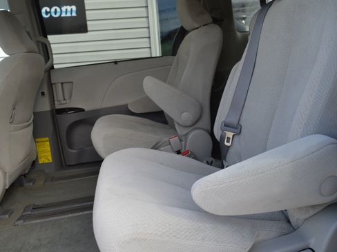 Used 2011 Toyota Sienna LE image 15