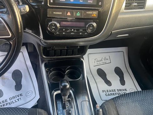 Used 2017 Mitsubishi Outlander SE image 6