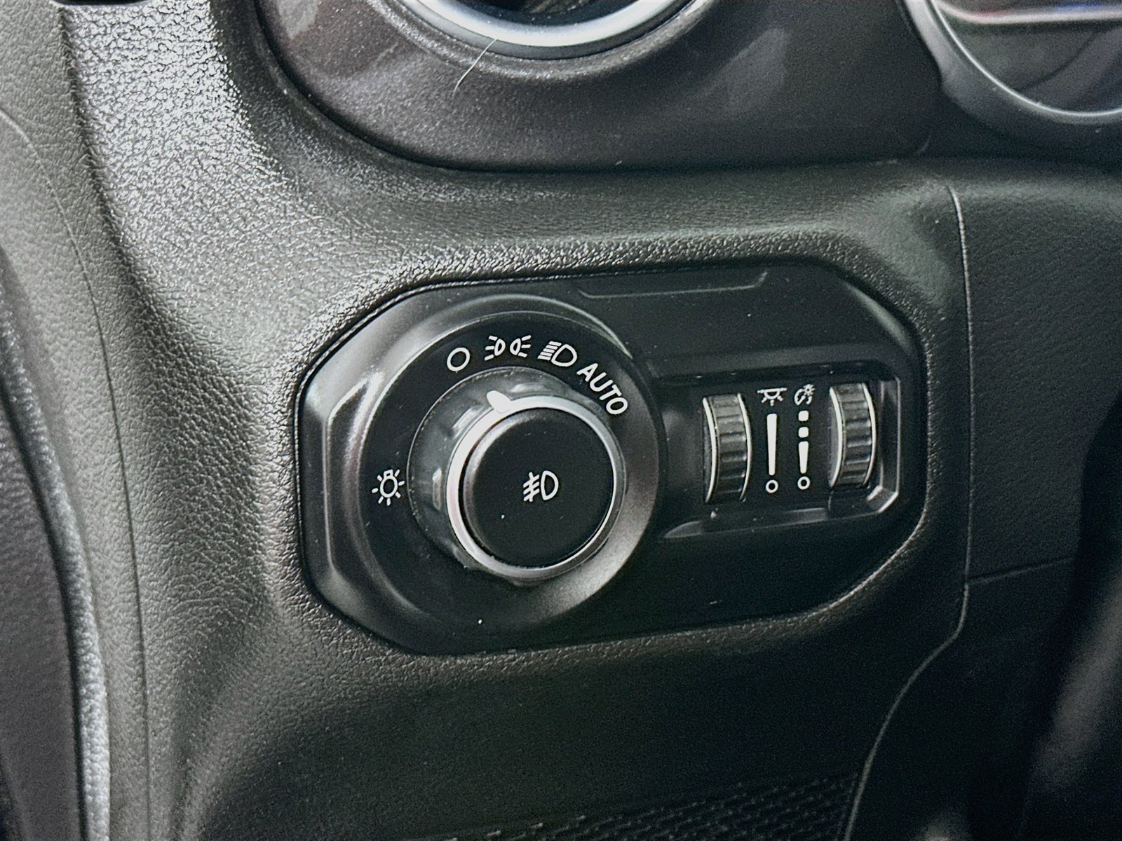 Used 2020 Jeep Wrangler Unlimited Sahara AWD/4WD image 10