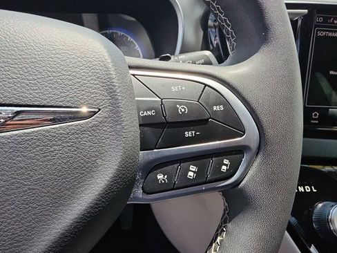 Used 2023 Chrysler Pacifica Touring-L FWD image 22