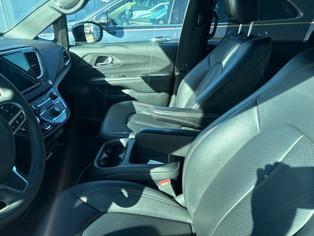 Used 2025 Chrysler Pacifica Select FWD image 13
