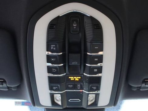 Used 2016 Porsche Cayenne w/ Premium Package AWD/4WD image 22