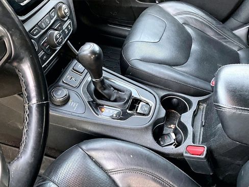 Used 2019 Jeep Cherokee Limited image 13