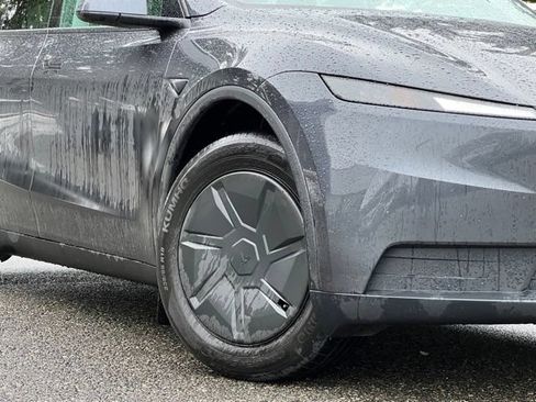 Used 2026 Tesla Model Y 2WD image 2