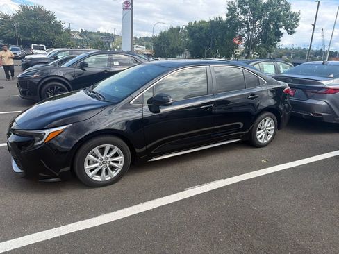 Used 2025 Toyota Corolla XLE FWD image 2