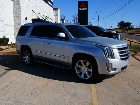 Used 2015 Cadillac Escalade Luxury image 6