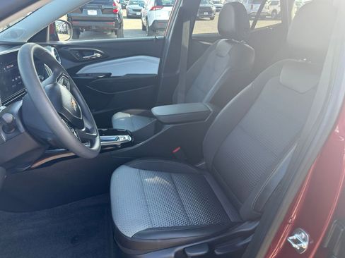 Used 2025 Chevrolet Trax LT image 27