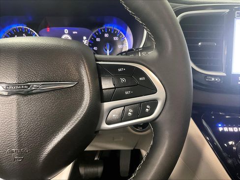 Used 2024 Chrysler Pacifica Touring-L image 24