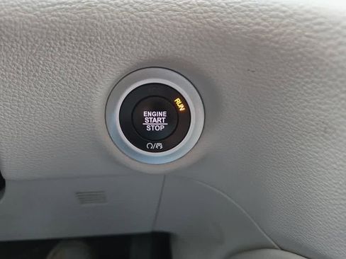 Used 2023 Chrysler Pacifica Limited w/ Uconnect Theater Family Group image 27