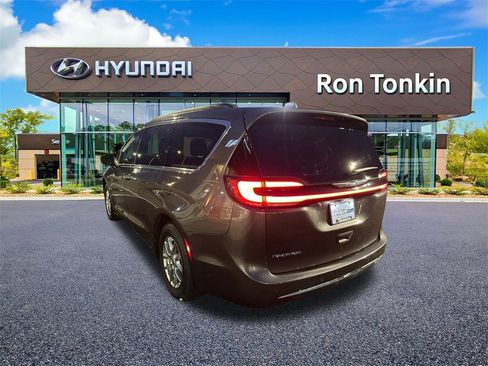 Used 2021 Chrysler Pacifica Touring image 7