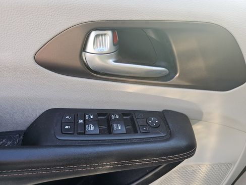 Used 2017 Chrysler Pacifica Touring-L Plus image 17