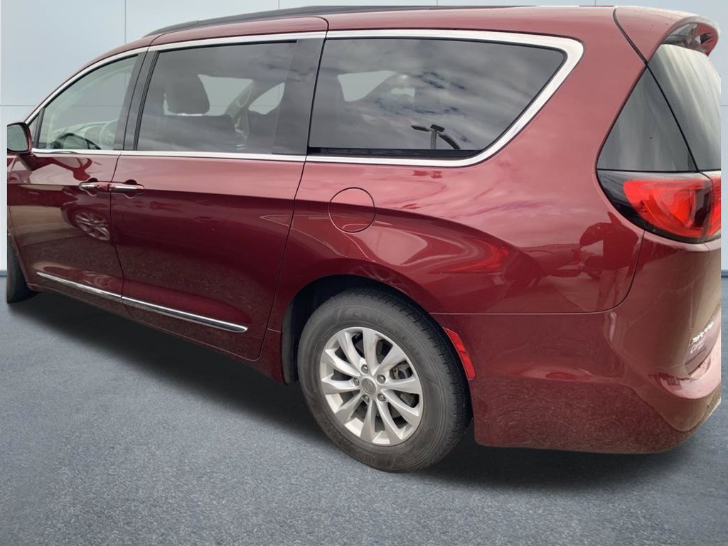 Used 2017 Chrysler Pacifica Touring-L FWD image 5