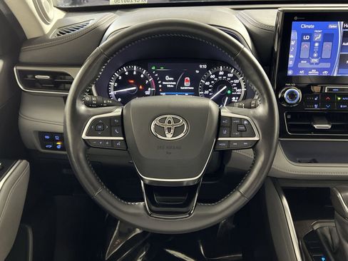 Used 2020 Toyota Highlander Limited image 16