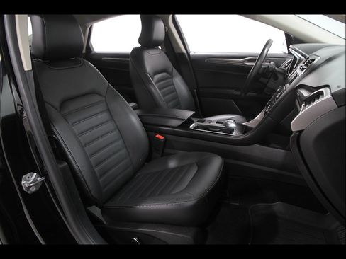 Used 2018 Ford Fusion SE AWD/4WD image 16