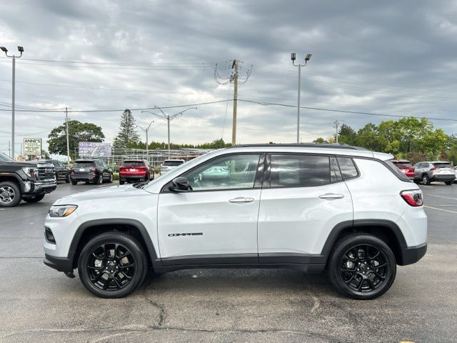 Used 2025 Jeep Compass Latitude w/ Convenience Group AWD/4WD image 6