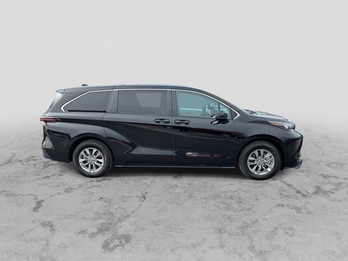 Used 2025 Toyota Sienna LE image 9