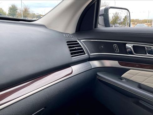 Used 2017 Ford Explorer Platinum image 27