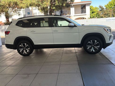 Certified 2024 Volkswagen Atlas SE FWD image 6