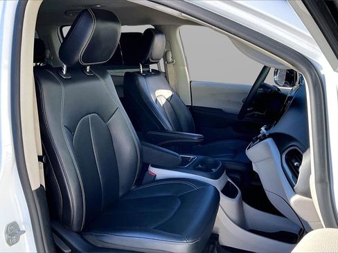 Certified 2024 Chrysler Pacifica Touring-L image 21