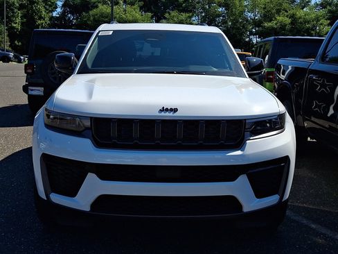 New 2026 Jeep Grand Cherokee Altitude AWD/4WD image 2