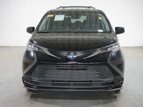 Used 2022 Toyota Sienna LE FWD image 2