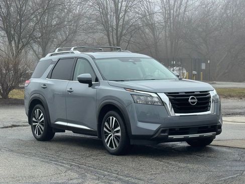 Used 2025 Nissan Pathfinder Platinum image 1