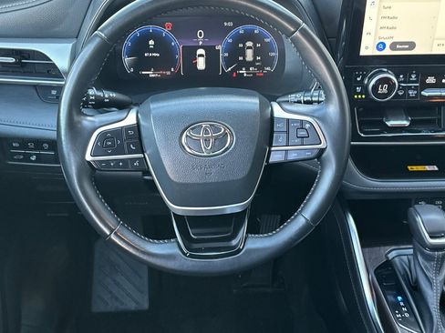 Used 2023 Toyota Highlander Platinum image 14
