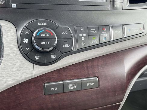 Used 2014 Toyota Sienna XLE image 39
