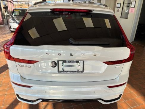 Used 2024 Volvo XC60 T8 Core image 12