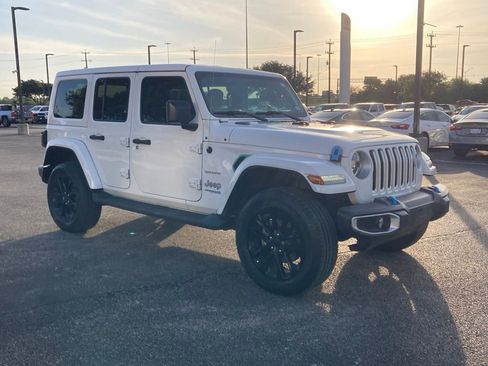 Used 2022 Jeep Wrangler Unlimited Sahara AWD/4WD image 3