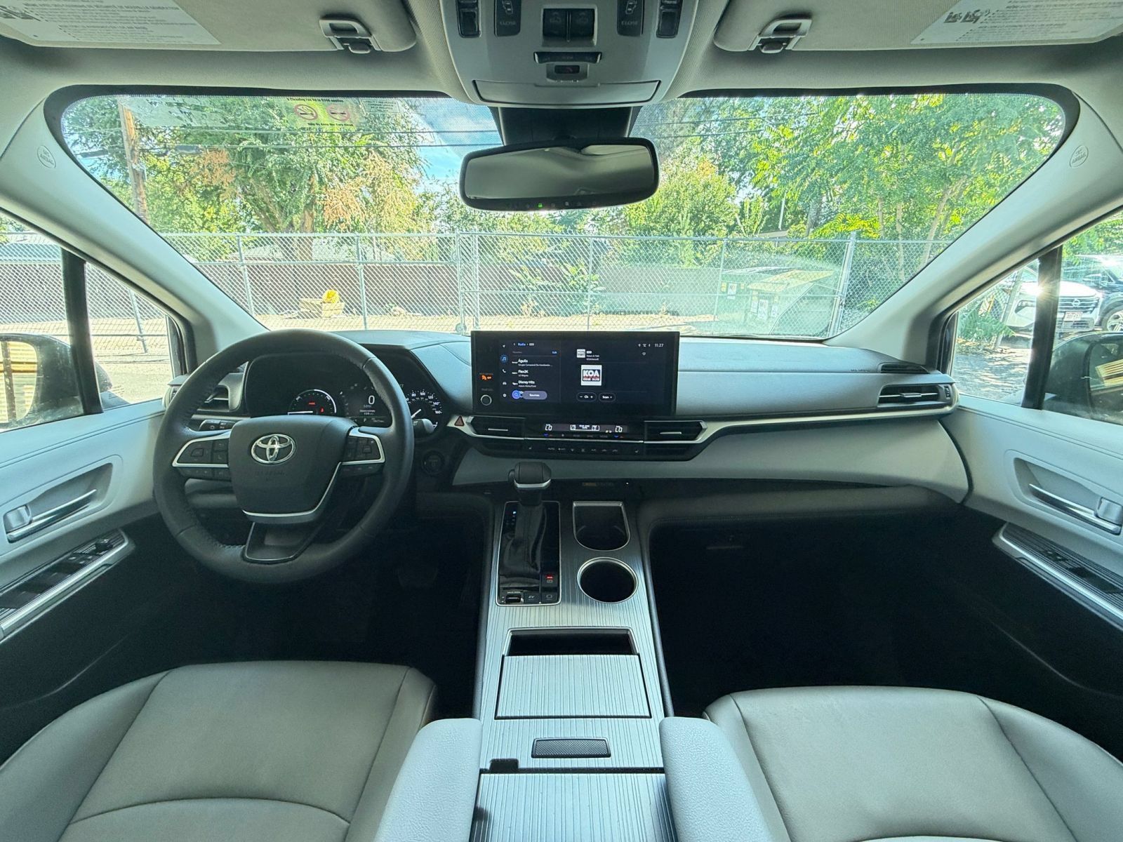 Used 2025 Toyota Sienna XLE FWD image 34