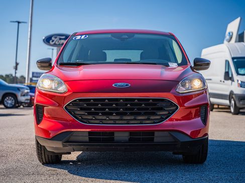 Certified 2021 Ford Escape SE w/ SE Sport Appearance Package image 2