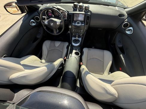 Used 2017 Nissan 370Z Touring image 11