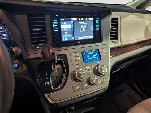 Used 2016 Toyota Sienna Limited image 13