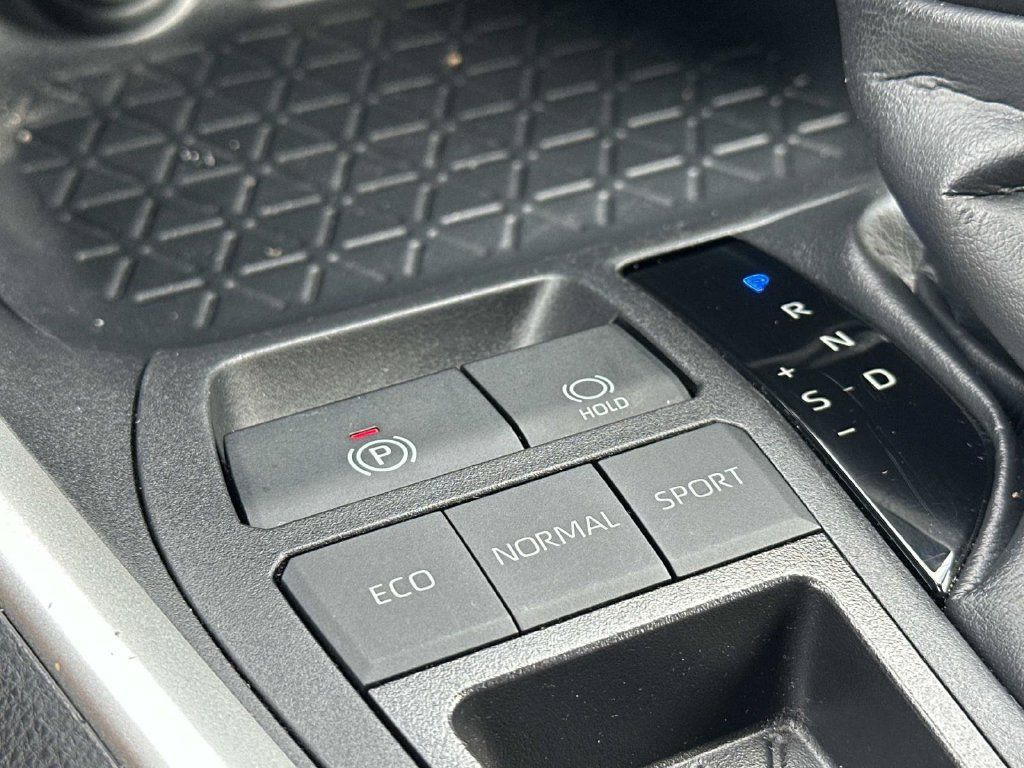 Used 2025 Toyota RAV4 XLE FWD image 39
