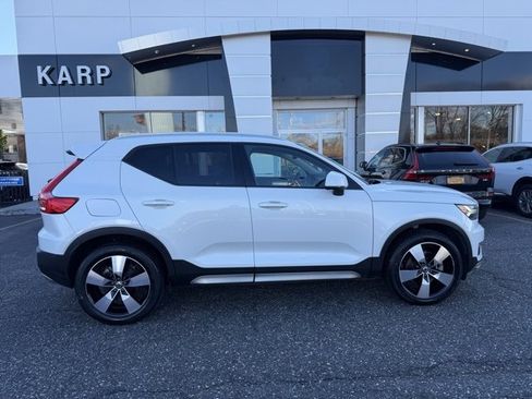 Used 2022 Volvo XC40 T5 Momentum w/ Premium Package image 6