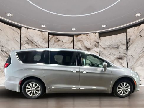 Used 2019 Chrysler Pacifica Touring-L FWD image 10