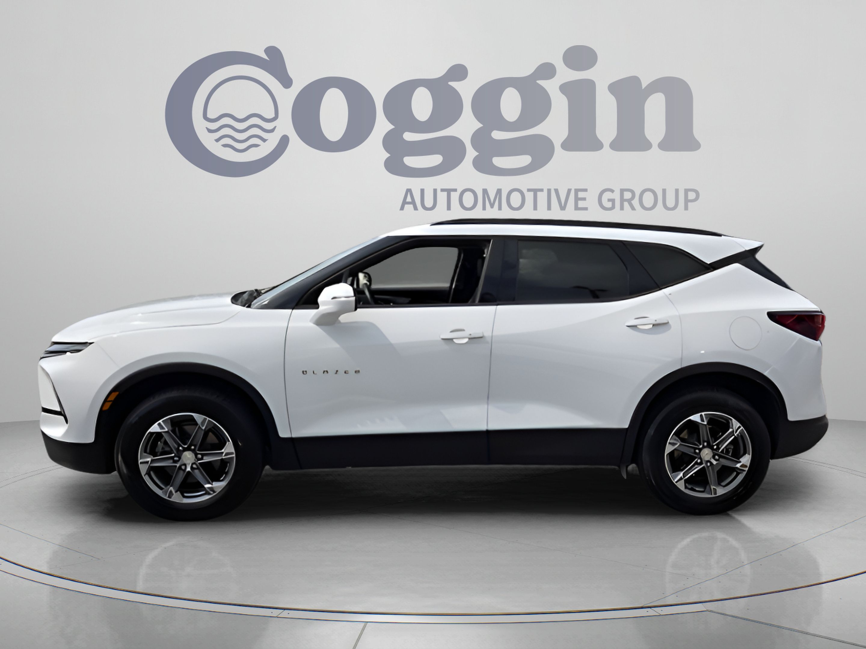 Used 2024 Chevrolet Blazer LT FWD image 2