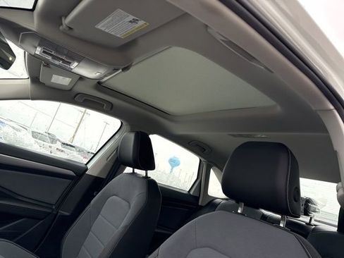Used 2025 Volkswagen Jetta SE w/ Sunroof Package image 16