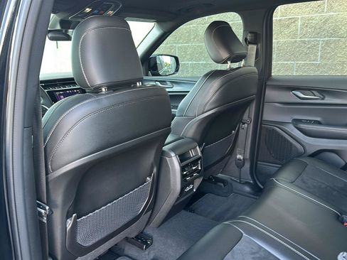 Used 2025 Jeep Grand Cherokee Altitude AWD/4WD image 31