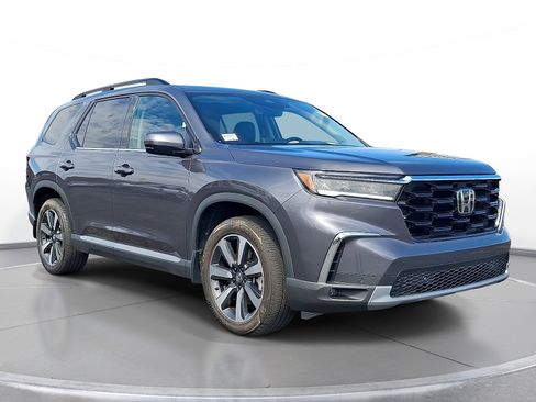 Used 2025 Honda Pilot Touring image 1