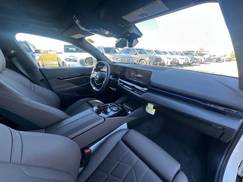 Certified 2025 BMW 530i image 30