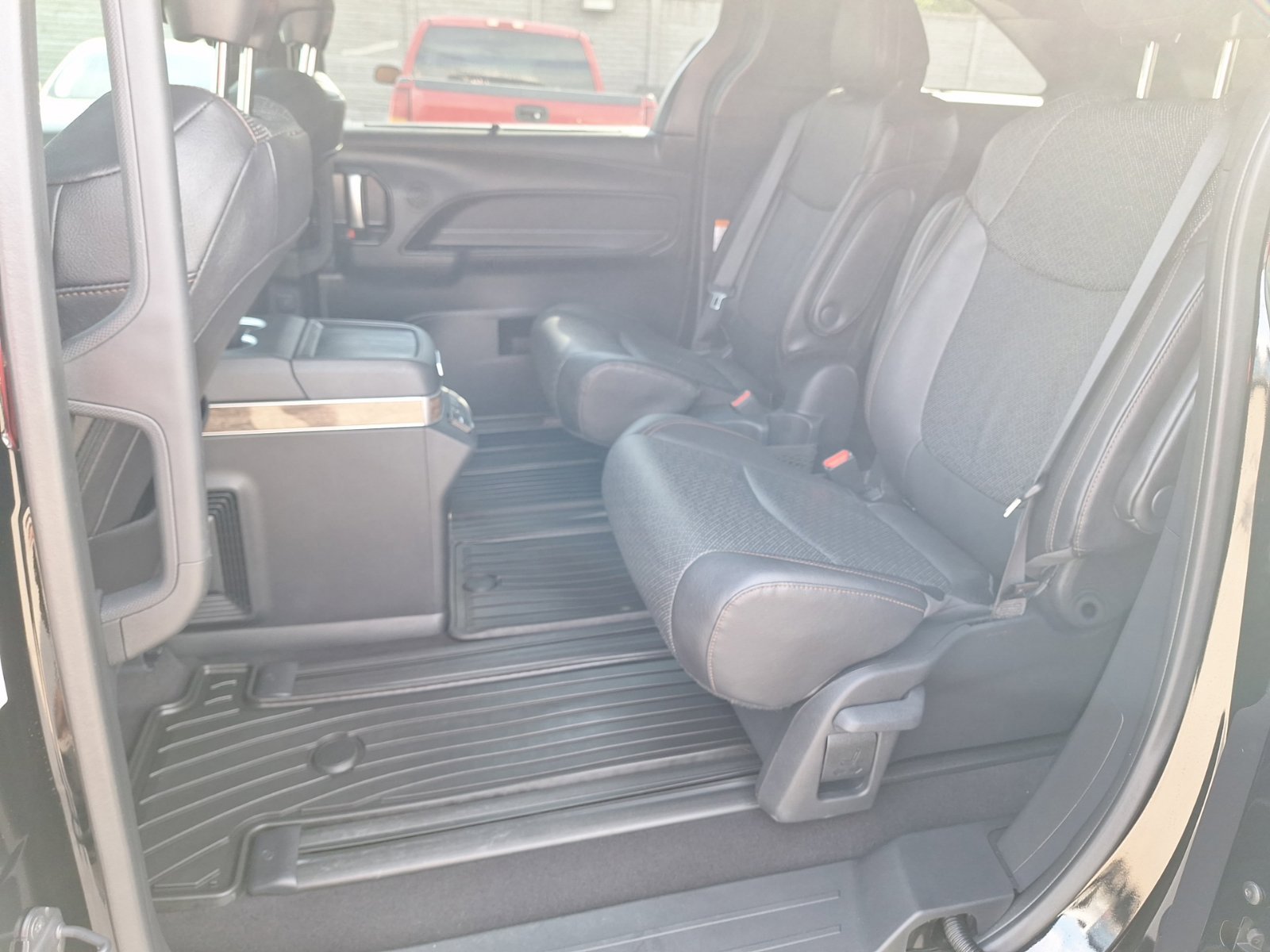 Used 2025 Toyota Sienna Platinum AWD/4WD image 30
